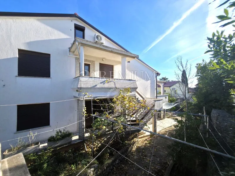 Mesto Krk, hiša s tremi apartmaji blizu morja! – 2