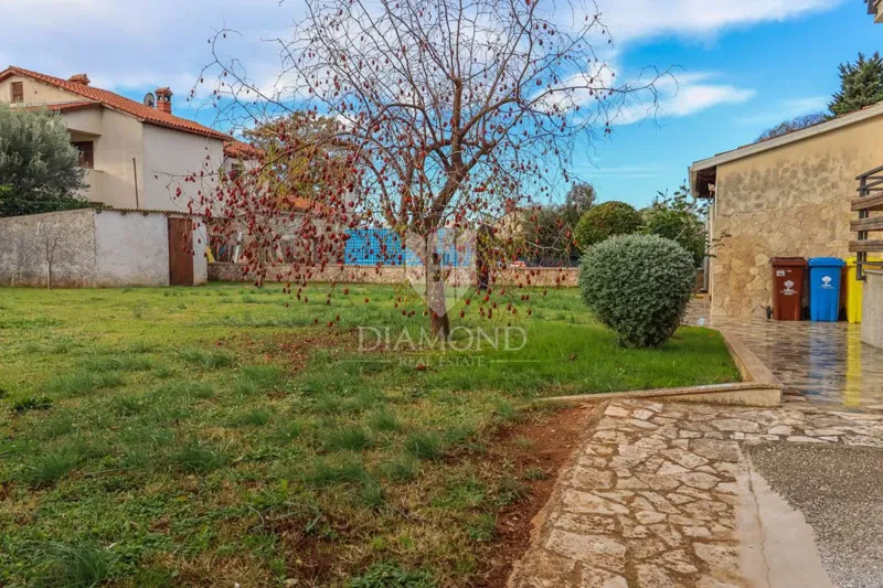 Pula, house with two apartments and a garage in a quiet street! – 2