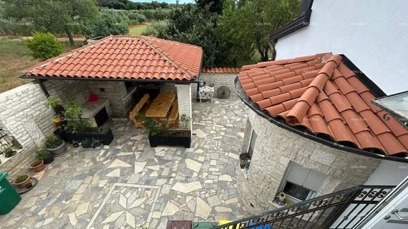 Pula Veli vrh. Vendiamo una casa con più appartamenti e piscina. – 2