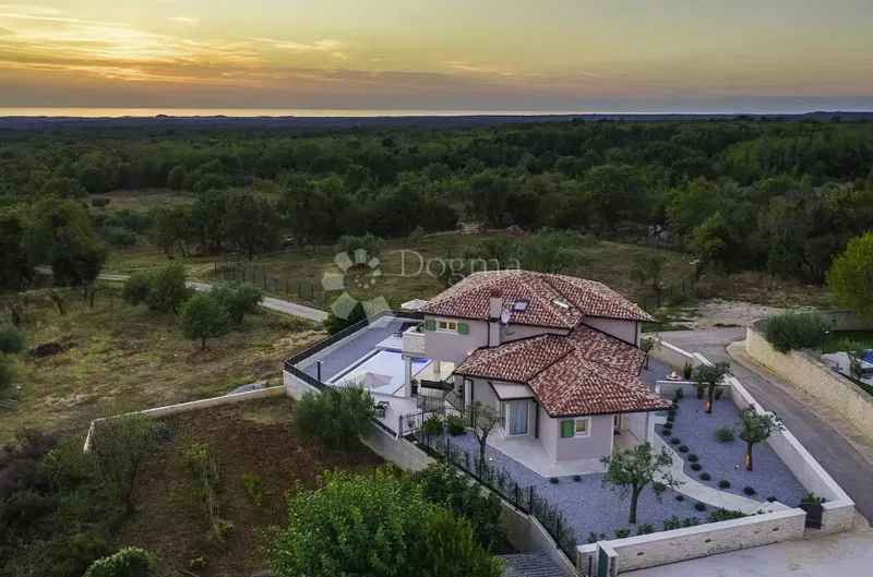 Luksuzna vila s pogledom na more, bazenom i 4 spavaće sobe – 3