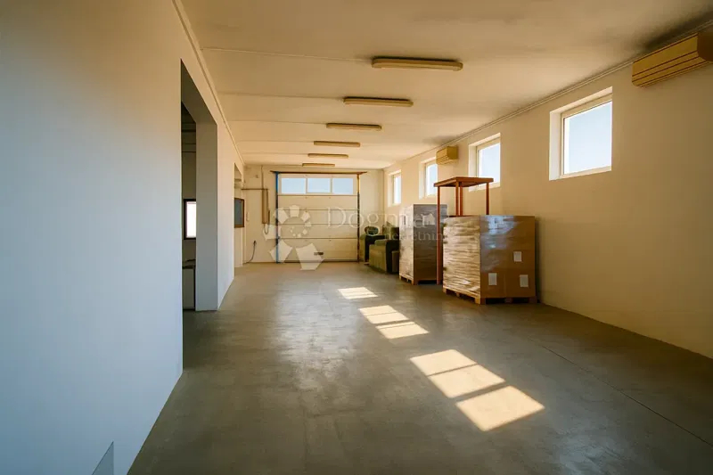 Capannone industriale di 340 m2 + ampio terreno a Pisino. Ideale per stoccaggio e produzione – 2
