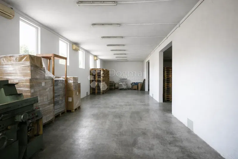 Capannone industriale di 340 m2 + ampio terreno a Pisino. Ideale per stoccaggio e produzione – 3