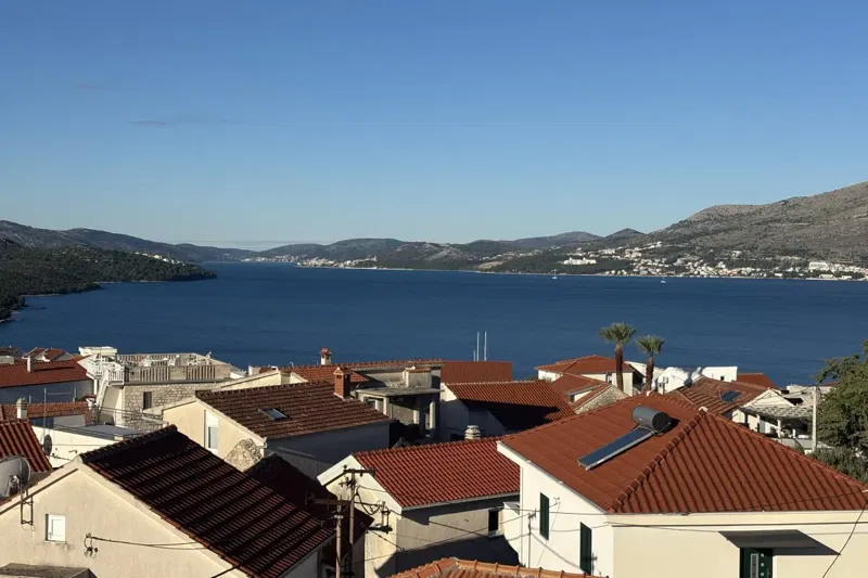 Moderno attico con due camere da letto e vista mare – 2
