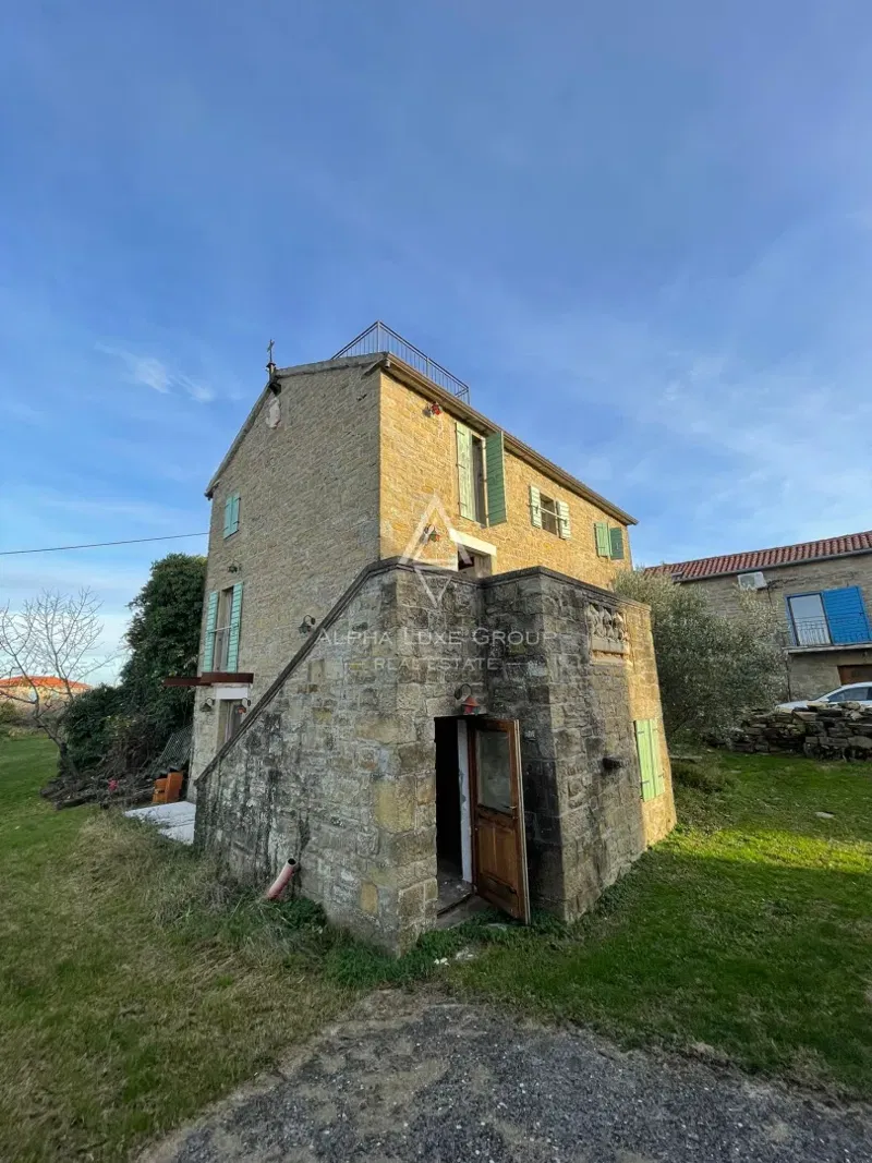 Istria, Momjan: Stone house with views – 2