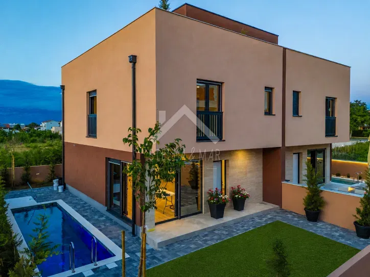 Semi-detached house with pool - Sabunike – 2