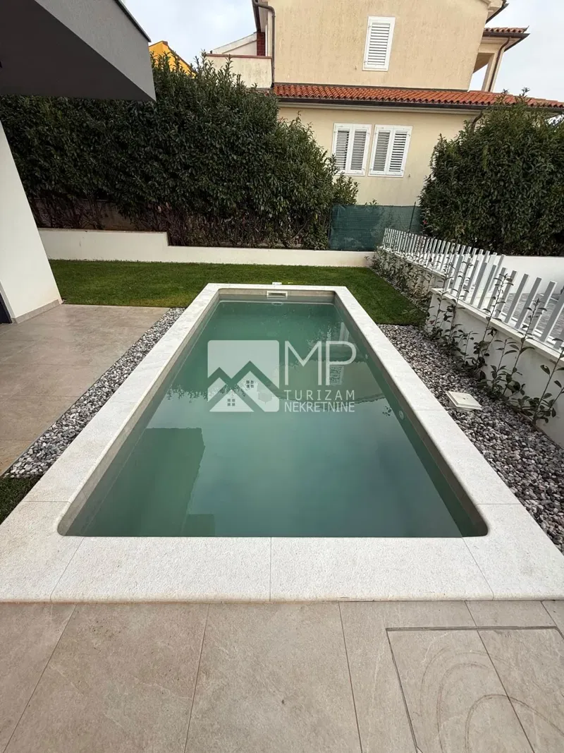Premantura, two-bedroom apartment on the ground floor with a spacious garden with a swimming pool – 3
