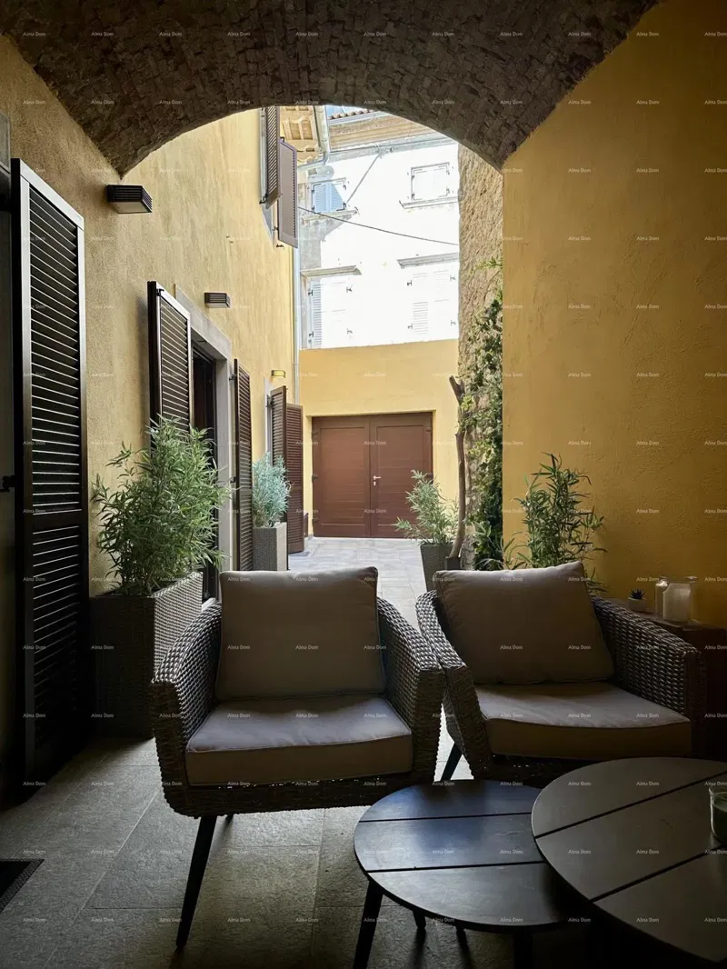 Bellissima casa con tre appartamenti accatastati nel centro storico di Parenzo! – 2