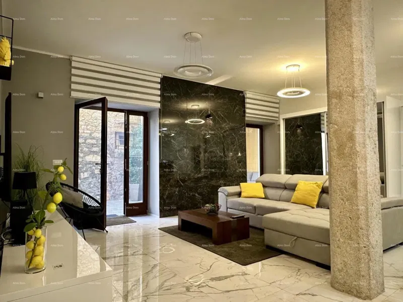 Bellissima casa con tre appartamenti accatastati nel centro storico di Parenzo! – 3