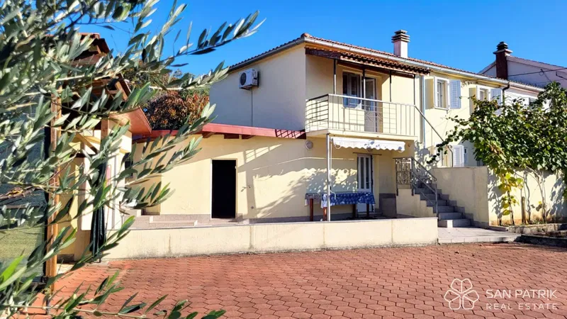 Krk: 4-bedroom family house with sea view, yard – 2