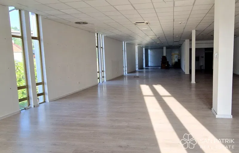 Poslovni prostor (340 m2) s pet parkirnih mjesta za prodaju u Krapini