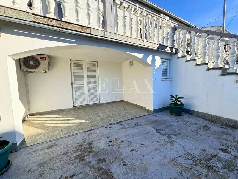 Jadranovo - detached house with 3 apartments – 2