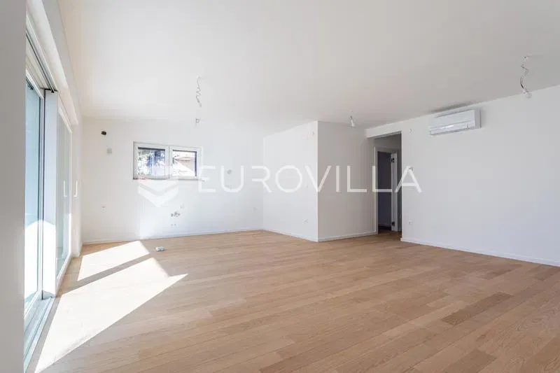 Vodice, NEW BUILDING, spacious apartment with a yard in the center of town, 148.24 m² – 3