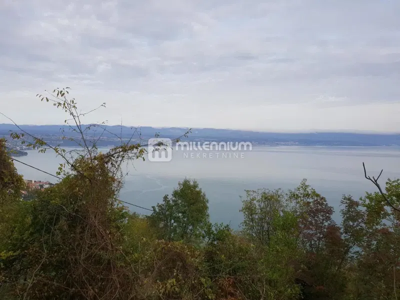 Lovran, 1.939m2 zemljišta sa starinom i prekrasnim pogledom