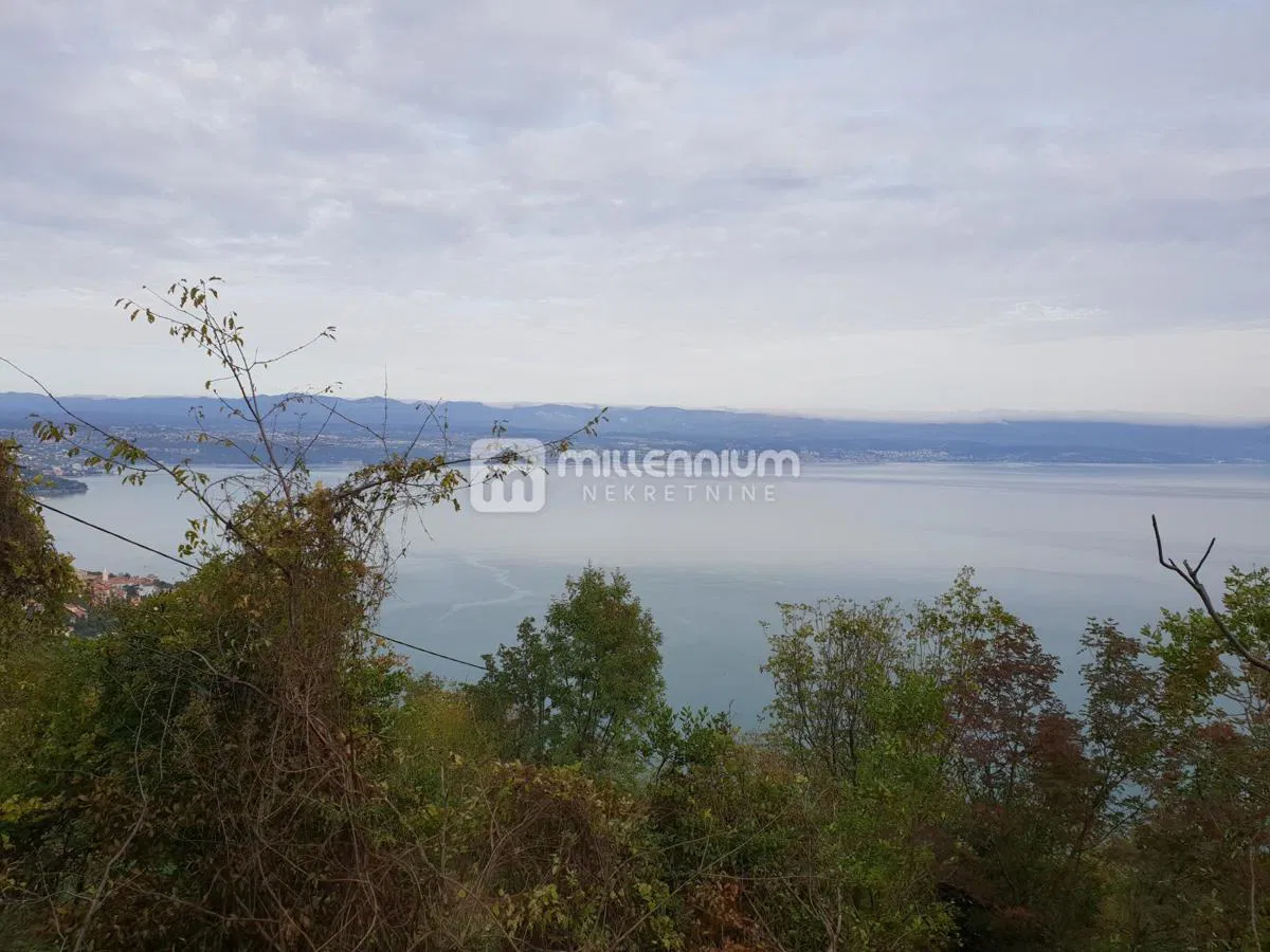 Lovran, 1.939m2 zemljišta sa starinom i prekrasnim pogledom