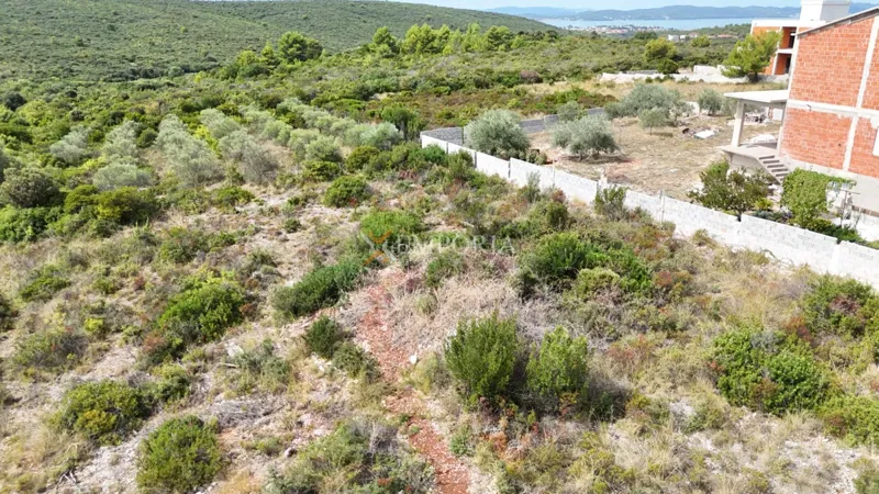 Debeljak – terreno edificabile 1.399 m², vista parziale sul mare – 3