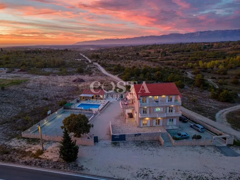 ZADAR - DONJE BILJANE - Kuća s bazenom i apartmanima na mirnoj lokaciji