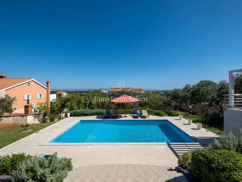 Villa arredata con piscina e ampio giardino – 2
