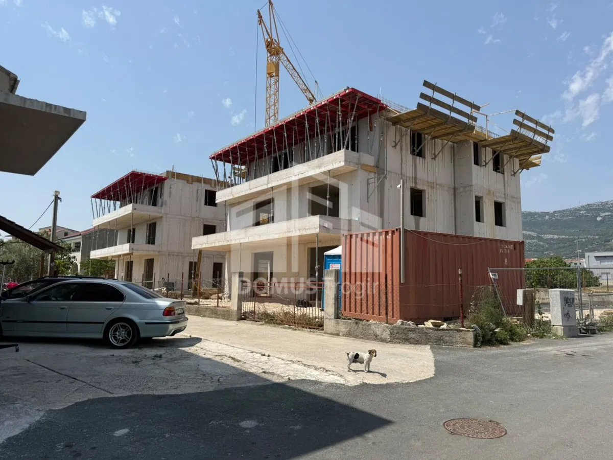 KAŠTEL STARI*** Poslovni prostor s kupaonicom i dvije prostorije + vrt