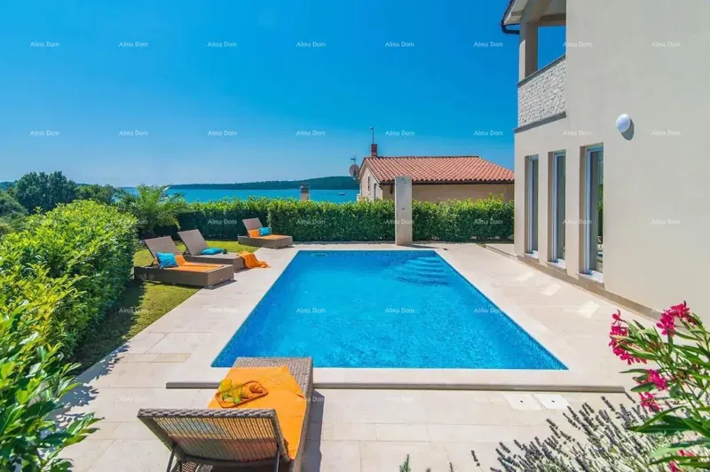 Pomer. Detached house with pool! – 2
