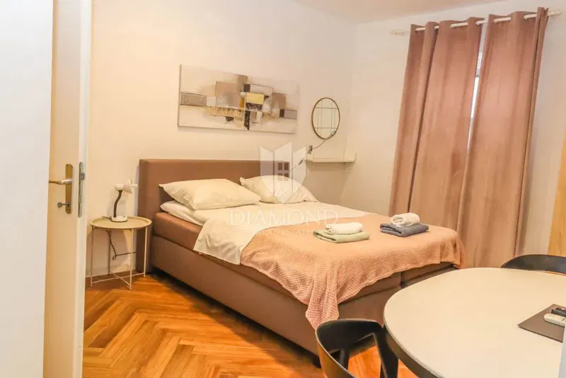 Pula, center, floor with three residential units – 3