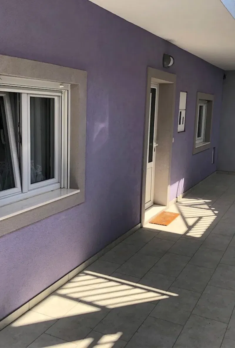 Stan u Hvaru s parkingom, tri spavaće sobe i velika terasa