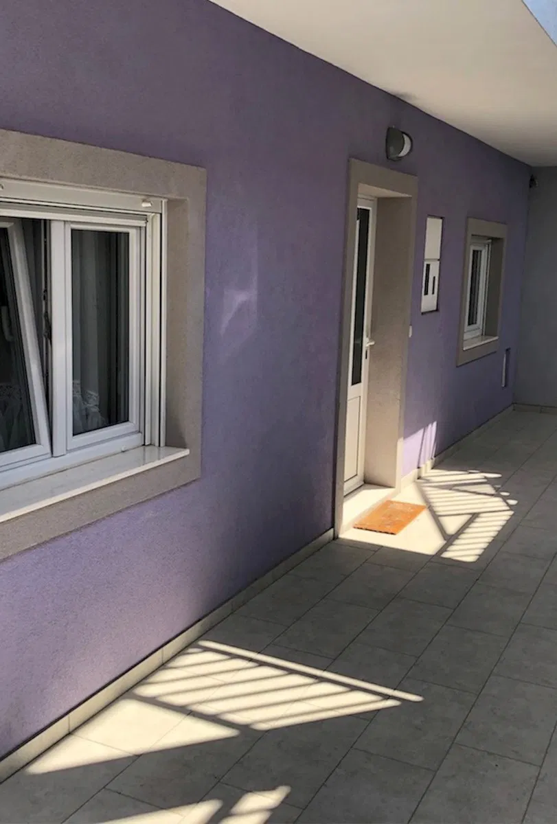 Stan u Hvaru s parkingom, tri spavaće sobe i velika terasa