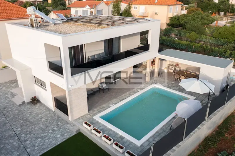 Egyedülálló villa a tengerpart közelében – 3