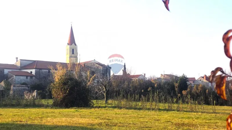 Building plot Brtonigla, 822m2 – 2