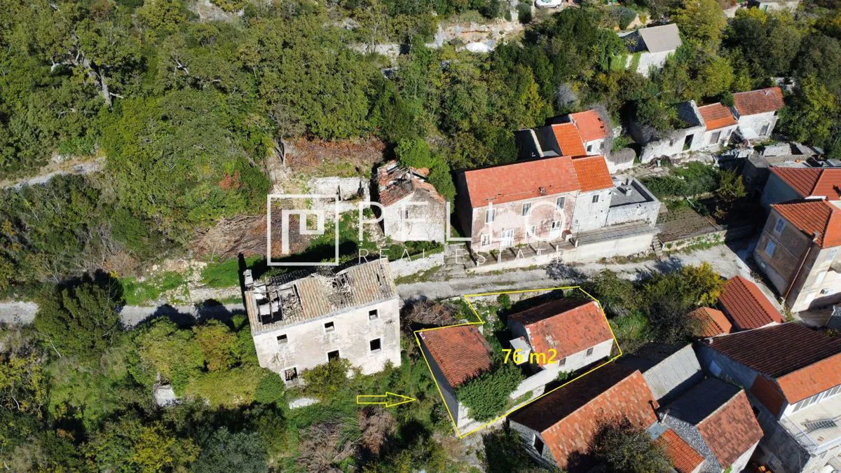Rijetka prilika na Pelješcu: dvije kamene kućice u mirnom okruženju