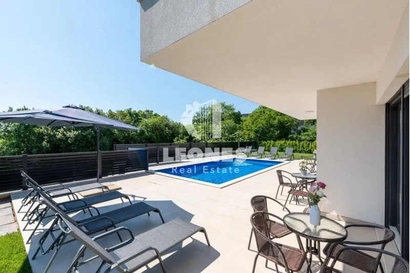 Modern villa with a pool and a view of the sea in Vabriga, near Poreč – 3
