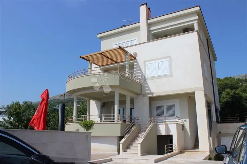 PODSTRANA, IMPRESIVNA KUĆA S 4 ETAŽE, BAZENOM I DODATNIM ZEMLJIŠTEM, 250m od mora