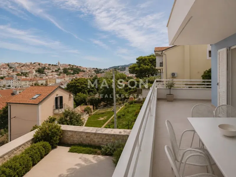 Elegante Villa con Ascensore su Tre Livelli, Centro di Lussino – 2