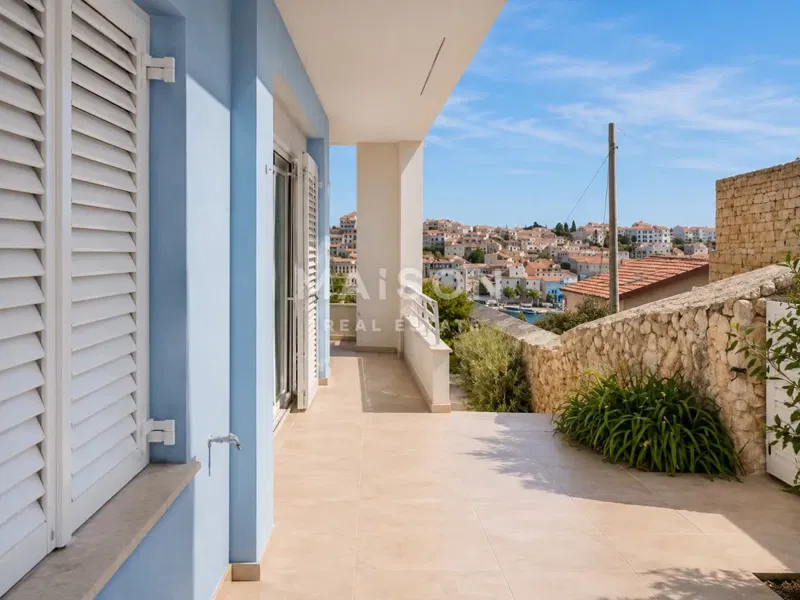 Elegante Villa con Ascensore su Tre Livelli, Centro di Lussino – 3