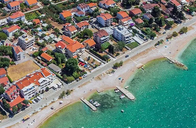 KUĆA UZ MORE SA PROSTRANOM OKUĆNICOM