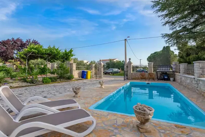 Attractive house in Banjole with a swimming pool and garden – 2