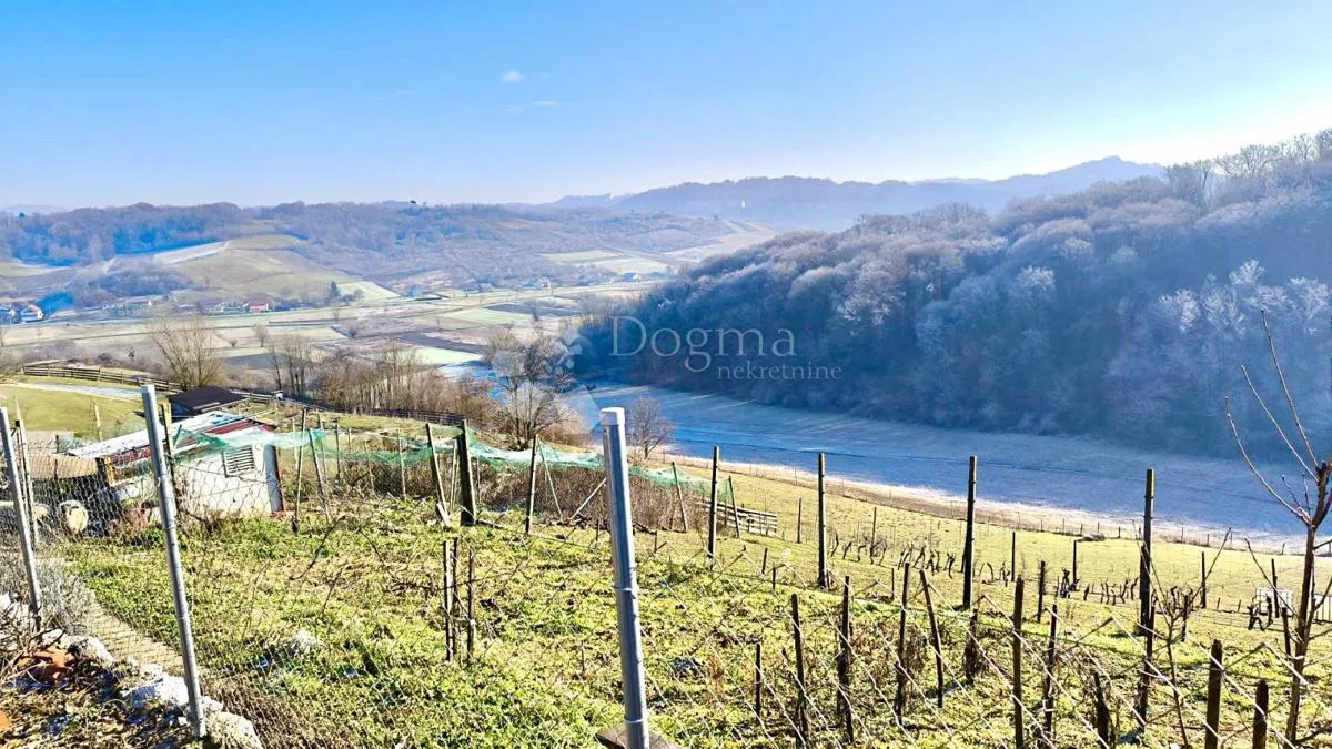 Građevna parcela 7696 m², s kućom i uporabnom dozvolom: panoramski pogled i blizina toplica