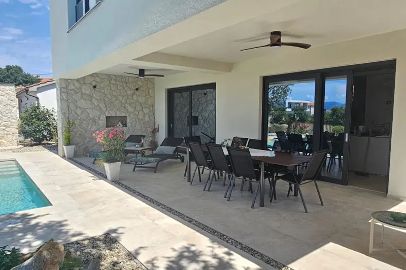 Modern villa with pool in a quiet location – 3