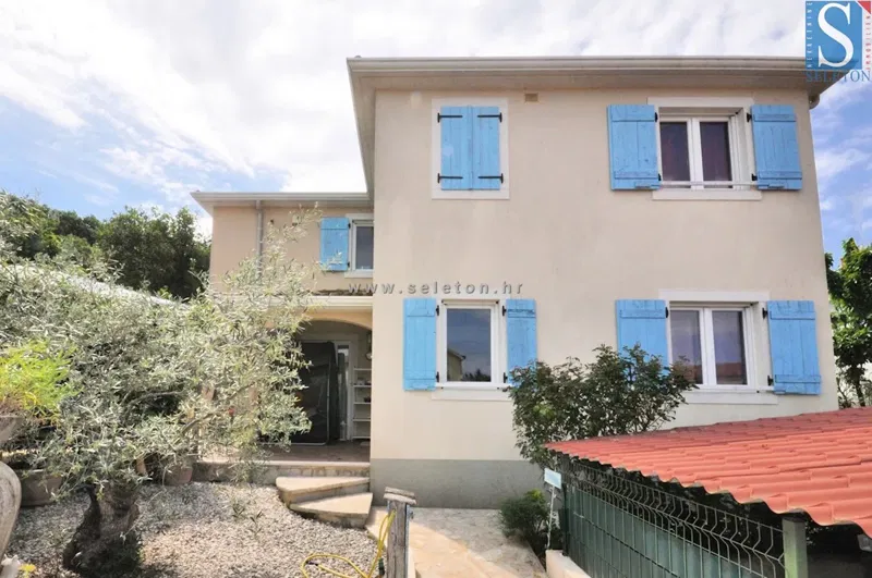 Poreč, detached house of 180 m2 with swimming pool, 2 apartments – 2