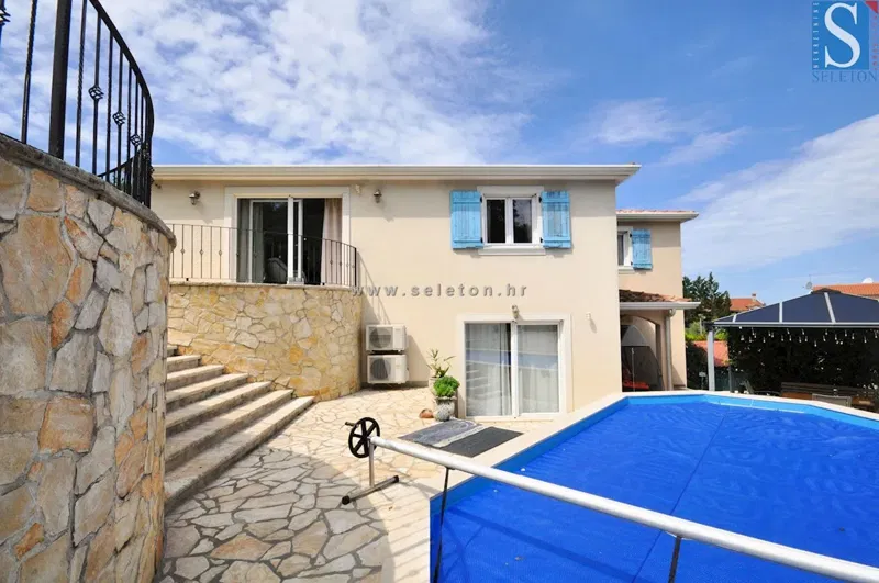Poreč, detached house of 180 m2 with swimming pool, 2 apartments – 3