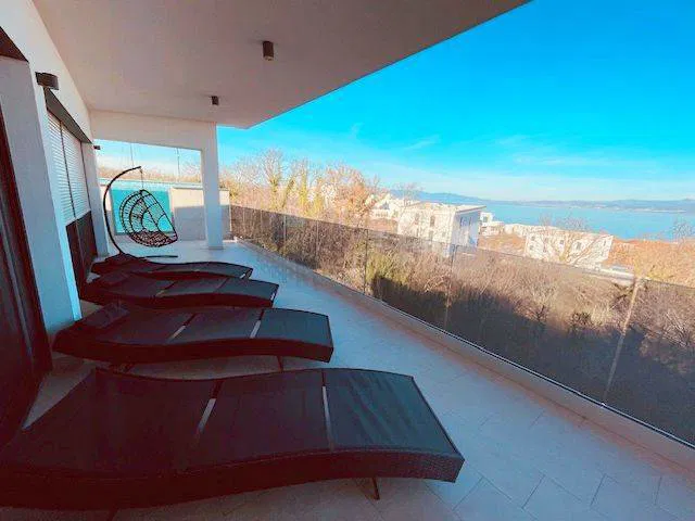 Luksuzni penthouse s krovnim bazenom i otvorenim pogledom na more! – 2