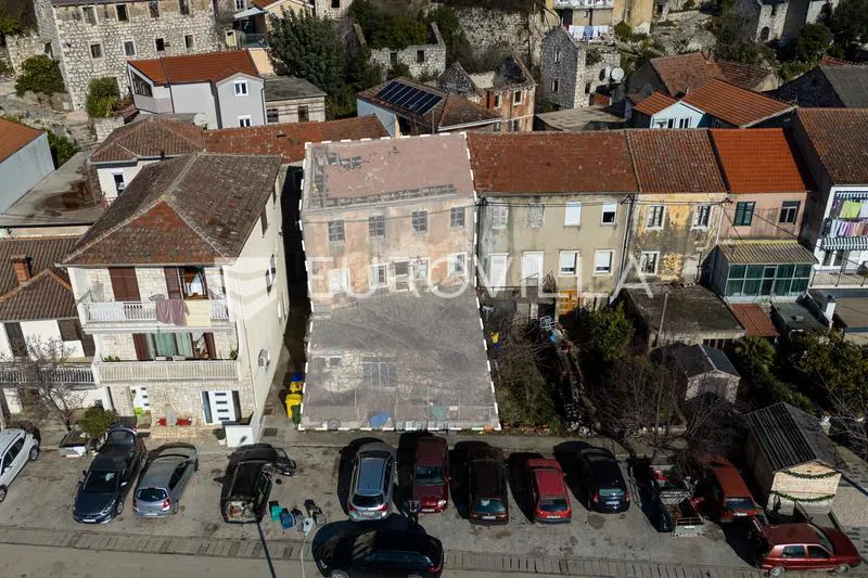 Komin, obiteljska kuća u nizu