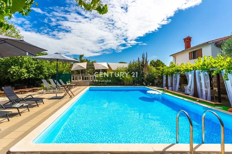 ROVINJ, HOUSE FOR SALE WITH THREE RESIDENTIAL UNITS, A SWIMMING POOL, AND AGRICULTURAL LAND – 2