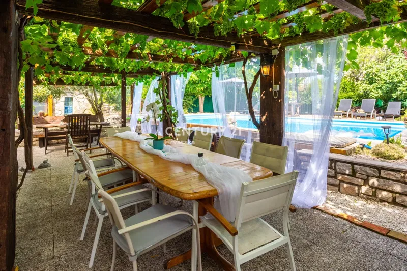 ROVINJ, HOUSE FOR SALE WITH THREE RESIDENTIAL UNITS, A SWIMMING POOL, AND AGRICULTURAL LAND – 3