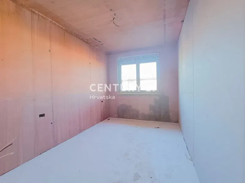 POREČ, APARTMENT WITH THREE BEDROOMS FOR SALE ON THE SECOND FLOOR, SEA VIEW, 1500 M FROM THE SEA – 2