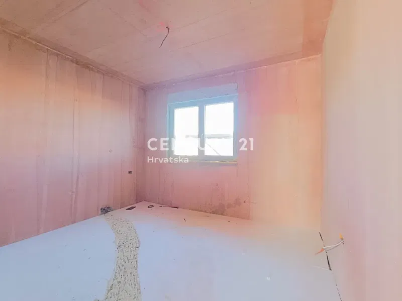 POREČ, APARTMENT WITH THREE BEDROOMS FOR SALE ON THE SECOND FLOOR, SEA VIEW, 1500 M FROM THE SEA – 3