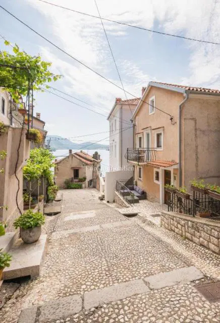 Bakar, 2 stana u kući, 50m od mora