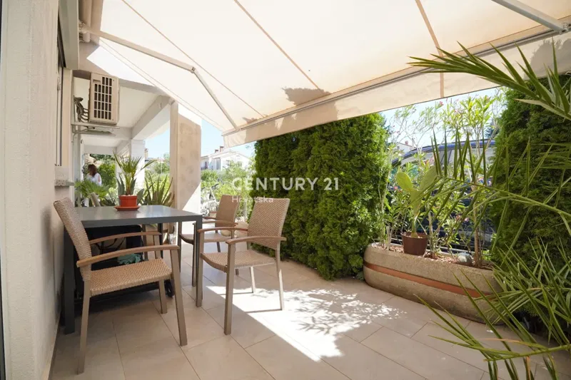 POREČ, IN VENDITA APPARTAMENTO TRILOCALE, PIANO TERRA CON GIARDINO A SOLI 600 M DAL MARE – 2