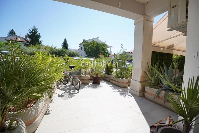 POREČ, IN VENDITA APPARTAMENTO TRILOCALE, PIANO TERRA CON GIARDINO A SOLI 600 M DAL MARE – 3