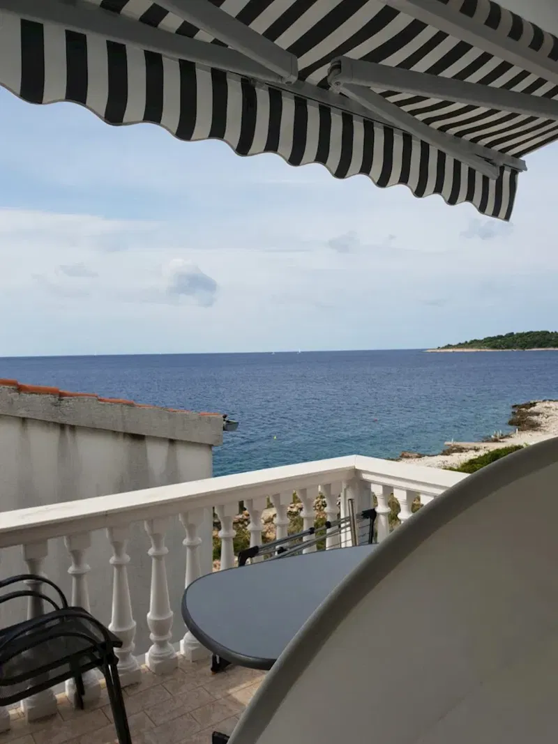 Kuća na top lokaciji,  2o metara do mora