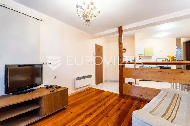 Vodice, two-bedroom apartment on the 1st floor and commercial space on the ground floor, 165.52 m² – 2